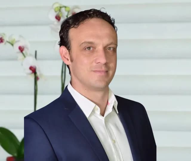 Dr. Solon Riris, Obstetrician and Gynaecologist, Fertility, Reproductive and IVF Specialist, Advanced Endoscopic Surgeon bei Nicosia, Zypern